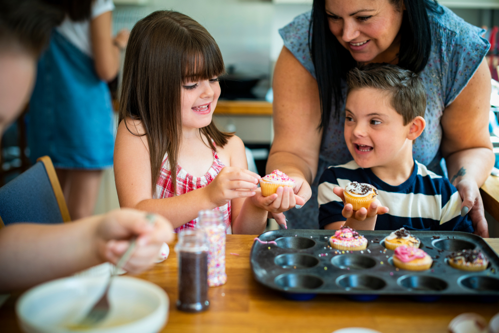 Family,With,Fresh,Homemade,Cucakes